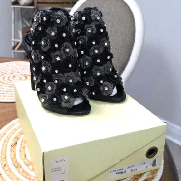 AKIRA JULIANA FLORAL PEEP TOE BOOTIE,NIB - Picture 6 of 7